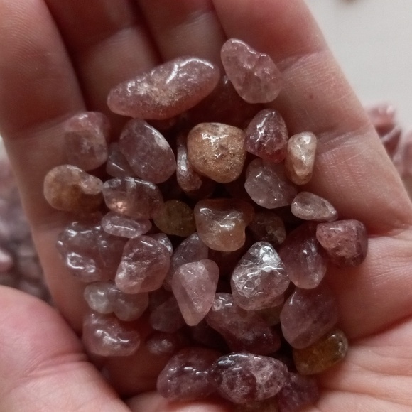 Strawberry Quartz Small Tumbled Stones. - Picture 3 of 4
